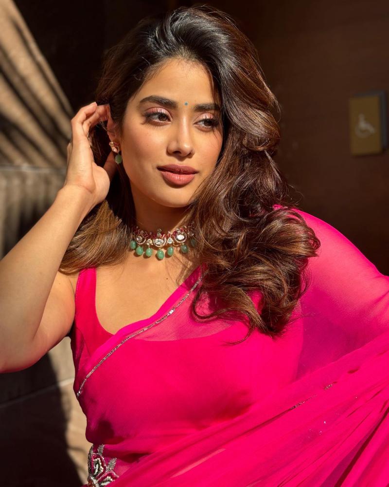 janhvi-kapoor-hot-pink-saree
